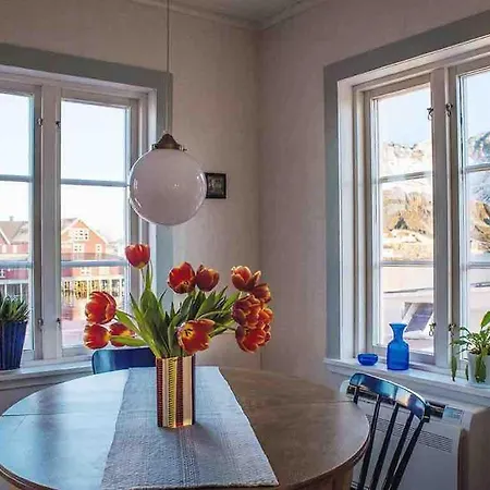 Mid-century Seaside Retreat In Harbor דירה *