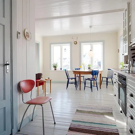 Mid-century Seaside Retreat In Harbor Apartman *