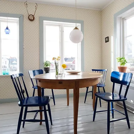 Mid-century Seaside Retreat In Harbor * Henningsvær