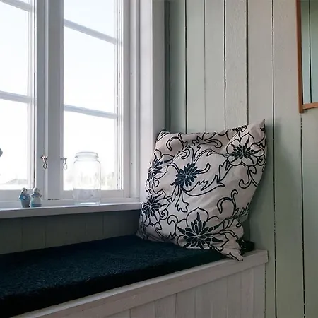 Mid-century Seaside Retreat In Harbor Henningsvær